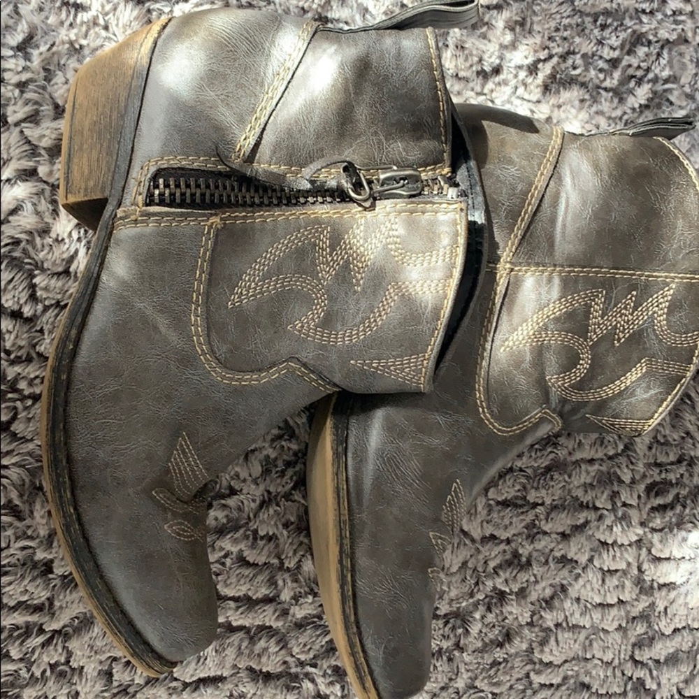 Big Buddha Vegan Leather ladies booties.